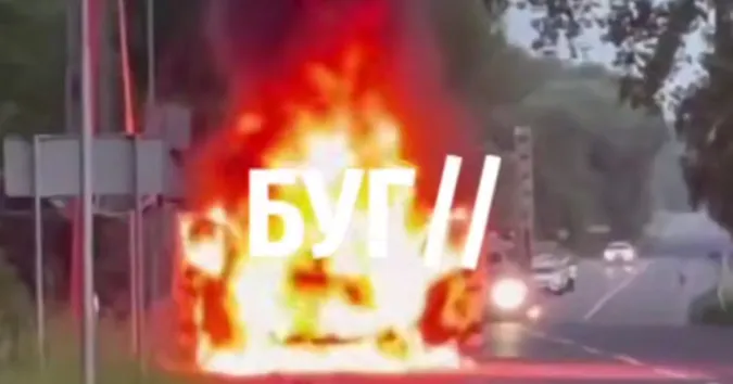 На Волині – масштабна пожежа: автівка загорілась прямісінько біля блокпоста (відео)
