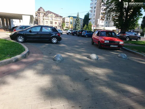У центрі Луцька встановили обмежувачі руху (ФОТОФАКТ)