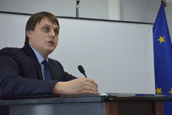 Луцька міська рада працюватиме з новим регламентом та «п'ятою рукою» Романюка