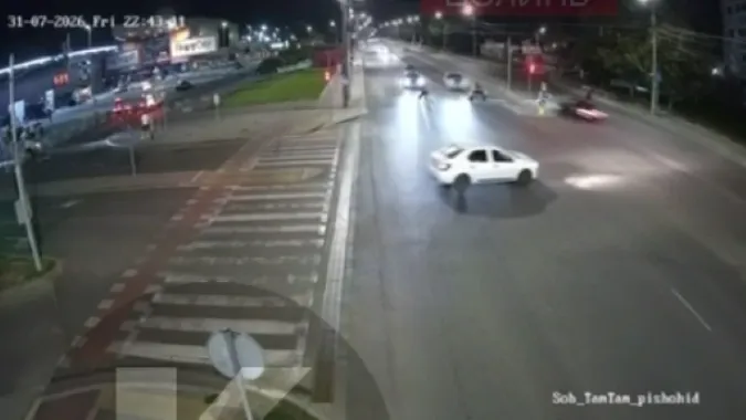 Летів на шаленій швидкості: момент жахливої смертельної аварії у Луцьку на Соборності (відео)