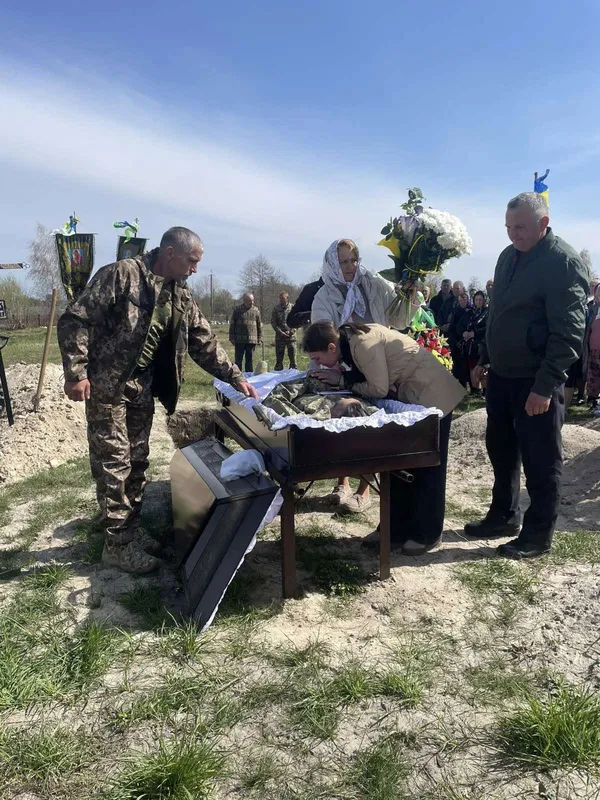 Помер у лікарні на Великдень: на Волині провели в останню дорогу захисника Сергія Власюка (фото)