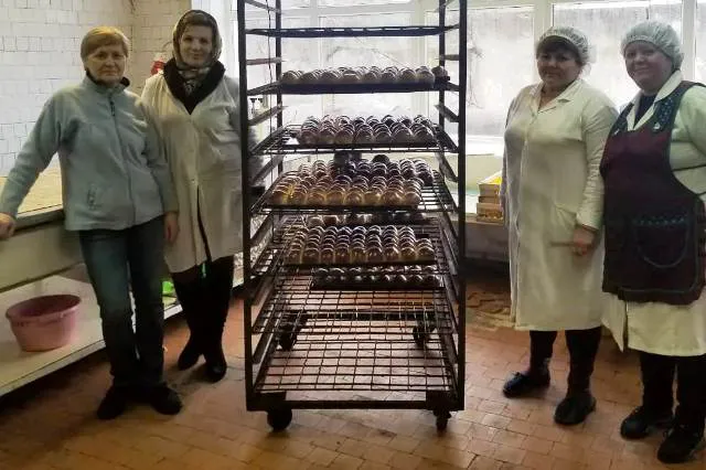 У Луцьку печуть пиріжки для блокпостів, пекарям потрібні продукти (фото)