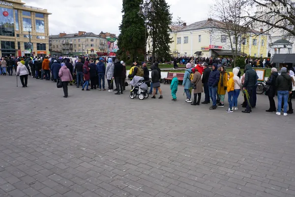 Вербна неділя: тисячі лучан у центрі міста «б'ють» і вітають один одного (фото, відео)