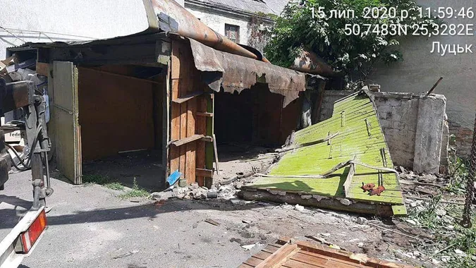 У Луцьку демонтували незаконні гаражі біля трансформаторної підстанції