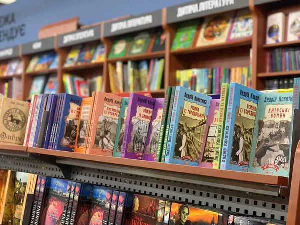 Чи є в книгарнях Луцька книжки російською мовою (фото)