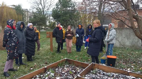 Віра Радіонова (праворуч) проводить майстерклас для лучан
