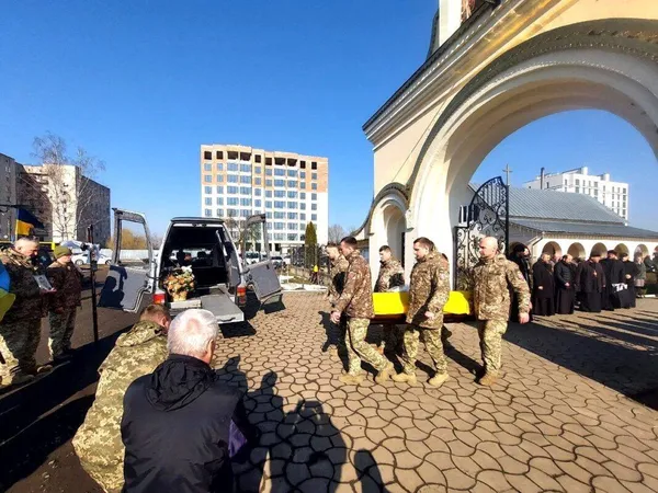 Понад рік вважався зниклим безвісти: у Ковелі попрощалися з воїном Миколою Петровським (фото)