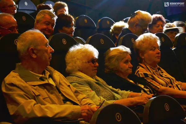 Дивитися без хвилювання неможливо: луцькі пенсіонери про фільм «Заборонений» (фото)