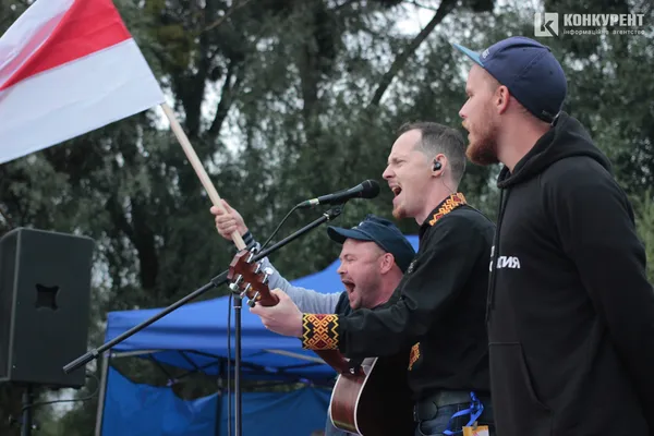 Пісні під гітару і вогонь до неба: як минув акустичний вечір на Бандерштаті (фото)