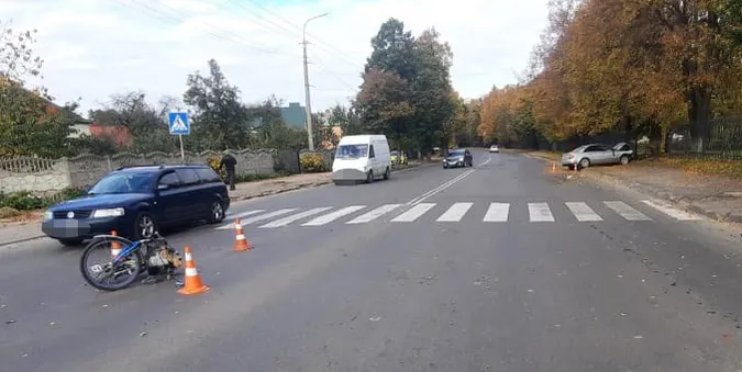 У Луцьку Audi збила пенсіонера на велосипеді й протаранила дерево (фото)