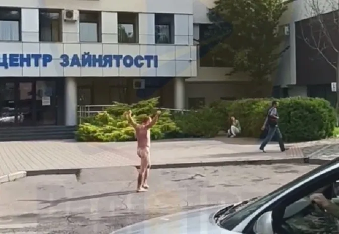У Рівному голий чоловік атакував автівки та розбив білборд (відео)