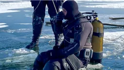 Холод, товстий лід, крижана вода: як на Світязі тренуються водолази (фото)