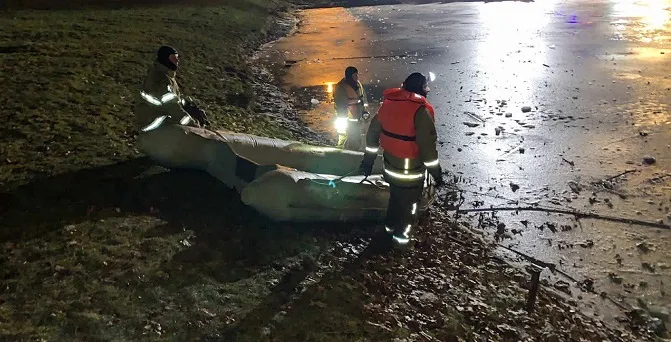 У Рівному троє підлітків провалились під кригу: одна дитина загинула (фото)