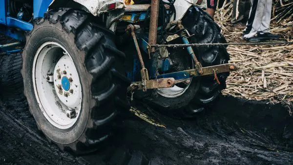На Волині жінка під час роботи на фермі потрапила під трактор (відео)