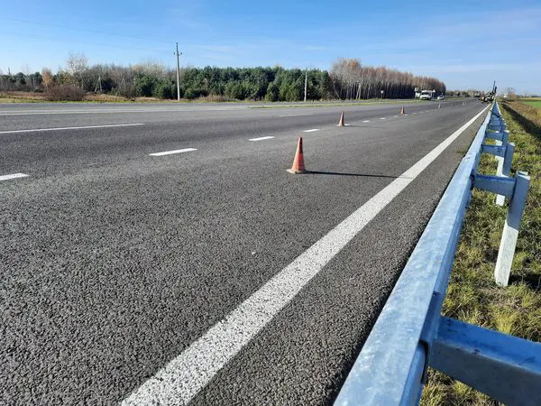 На волинській трасі встановлюють нове бар’єрне огородження (фото)