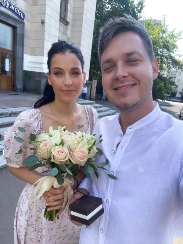 «Кохання завжди на часі»: відомий співак з Волині одружився з матір’ю своїх двійнят (фото)