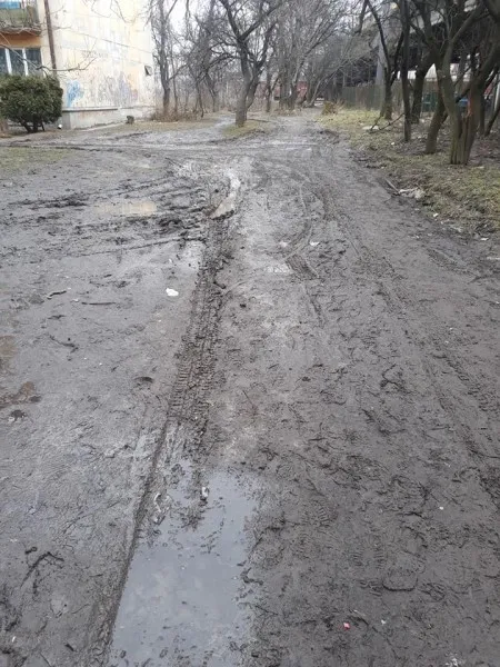 Лучани обурені станом дороги, яка веде до залізничного вокзалу (фото)