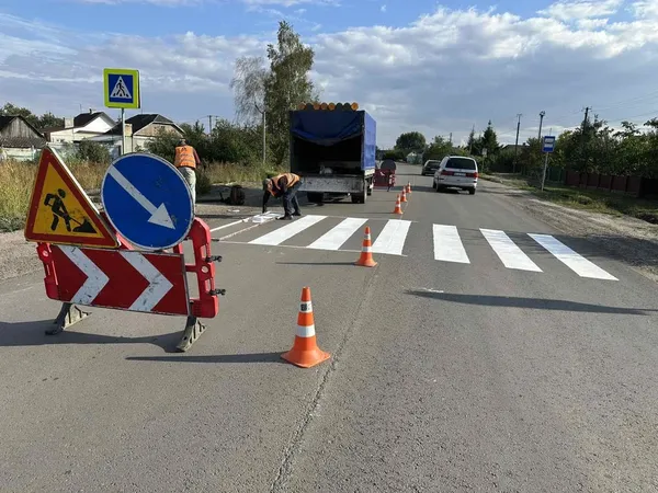 На чотирьох автошляхах Волині поновлюють дорожню розмітку на «зебрах» (фото)