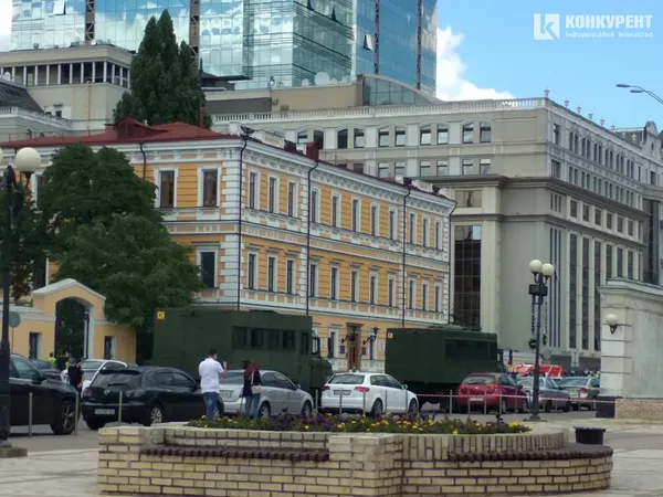 У Києві чоловік взяв у заручники банкіра у торговому центрі: погрожує вибухом