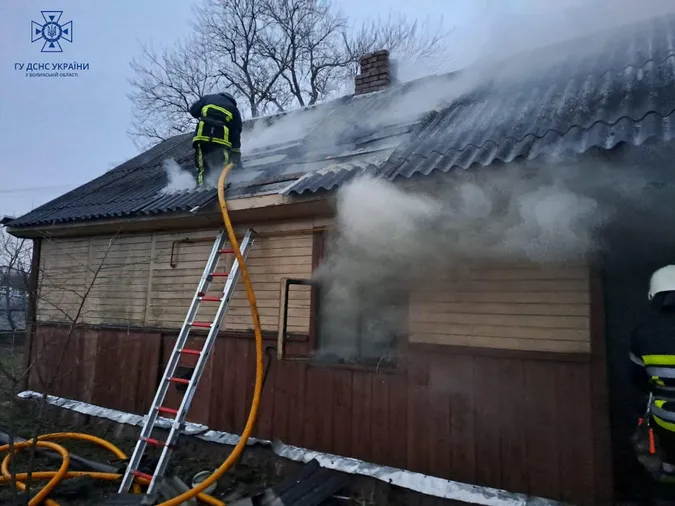 Докурилася: у Луцьку жінка отримала опіки під час пожежі (фото)