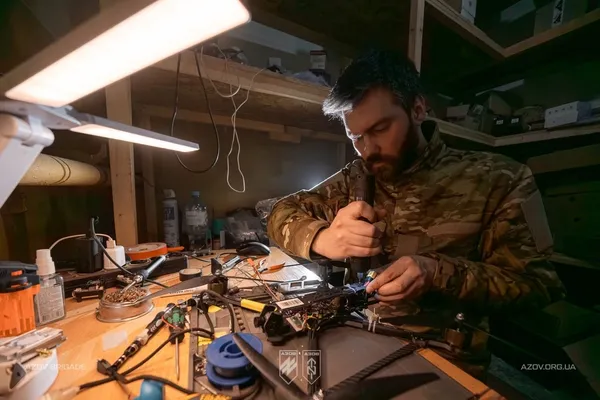 Фахівець бригади «Азов» працює в технічній майстерні над обслуговуванням безпілотного літального апарата