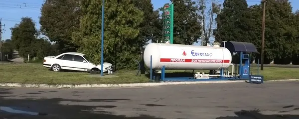 У Луцьку автомобіль влетів у цистерну з газом (фото)