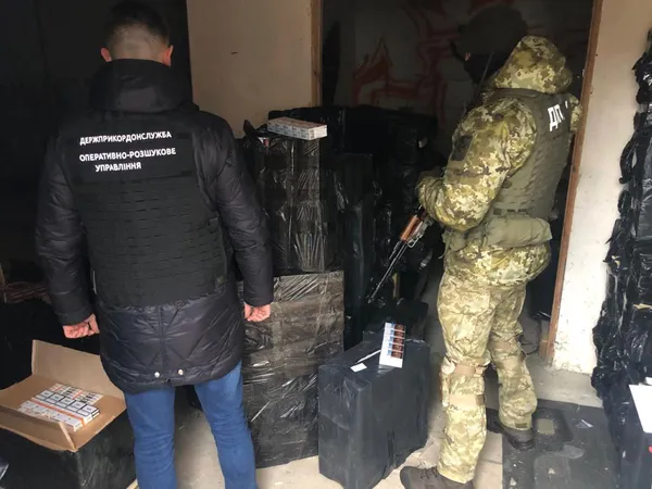 На Волині ліквідували канал збуту контрафактних сигарет (фото, відео)