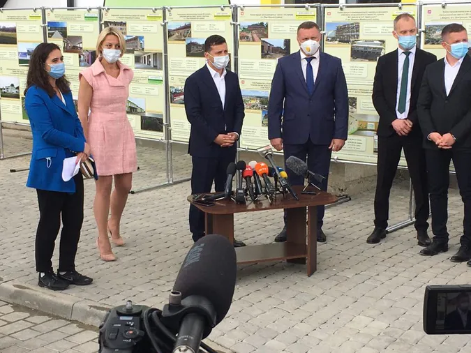 У Крупі зустріли Зеленського (фото, пряма трансляція)