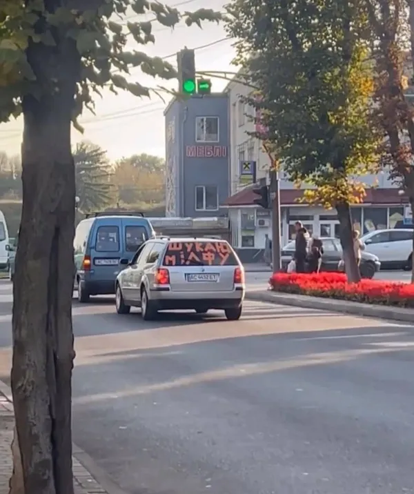 «Шукаю мілфу»: у Володимирі їздить цікава автівка (фото)