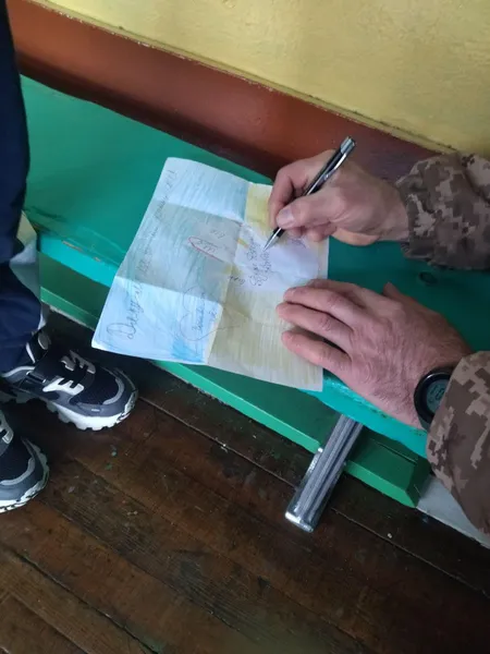 Зворушливо до сліз: боєць приїхав до хлопчика з Луцька, аби подякувати за малюнок