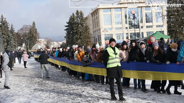 Свято єднання: у Луцьку розгорнули довжелезний стяг у День Соборності (фото, відео)