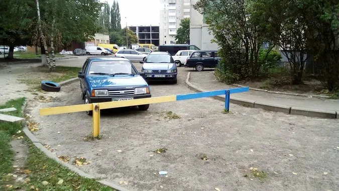 Муніципали Луцька демонтують самовільні шлагбауми та обмежувачі руху у дворах
