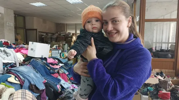«Платять мало – приходиться щось дивитися»: у луцький пункт допомоги щодня приходять переселенці (фото, відео)