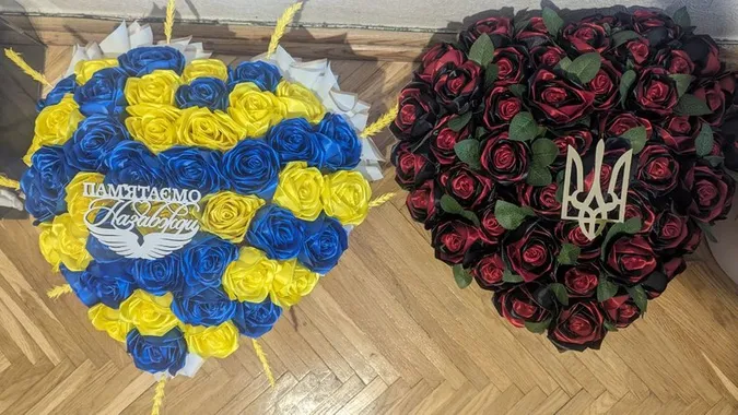 Ставлять на могилах: як лучанка створює квіти пам'яті, які не в'януть (відео)