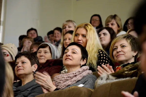 У Луцькому «політесі» чоловіки креативно привітали жінок (фото)