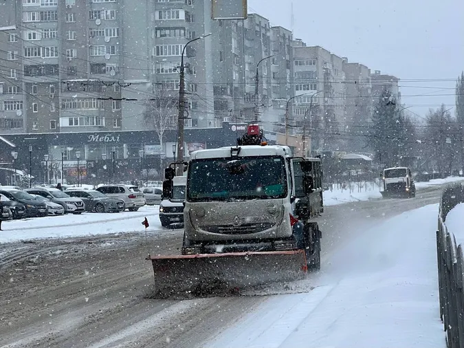 Луцьк засипає снігом: водіїв просять не лишати авто на узбіччі (фото)