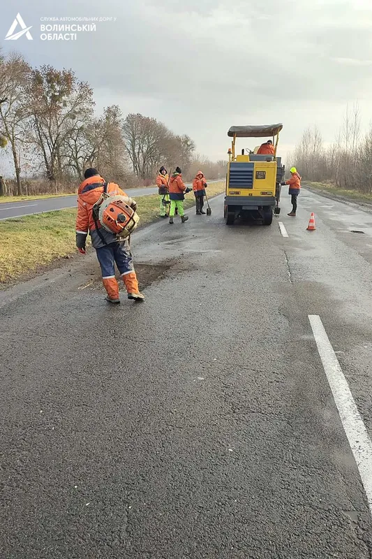 Поки дозволяє погода: на Волині «латають» важливі дороги (фото)
