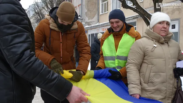День Соборності у Луцьку: люди утворили ланцюг єдності (фото)