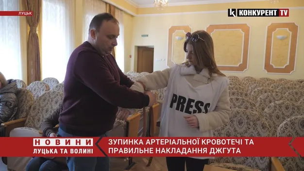 Викладач Луцького медколеджу показав, як зупиняти кровотечу (відео)