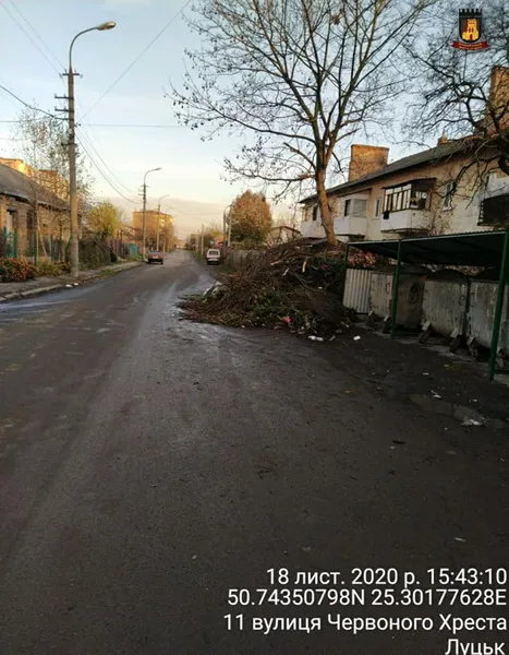Муніципали змусили «Луцьктеркомсервіс» повивозити гілля з міста (фото)