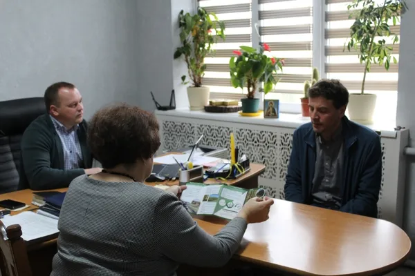 Представник «Poplarius» (справа) презентує проєкт у Шацькій селищній раді. Фото із сайту Шацької громади