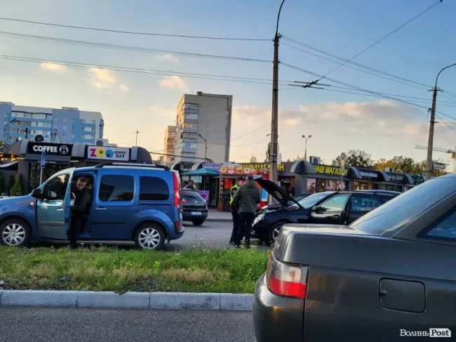 Рух ускладнений: у Луцьку біля «Глобуса» зіткнулися Mercedes та Renault (фото)