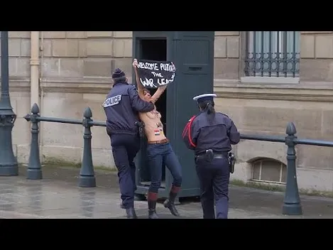 У Парижі активісти Femen намагалися прорватися на нормандську зустріч (відео)