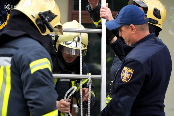 Фатальне падіння: рятувальники повідомили деталі ранкової трагедії у Луцьку (фото)