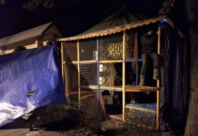 У луцькому парку демонтували дитячий атракціон (фото)