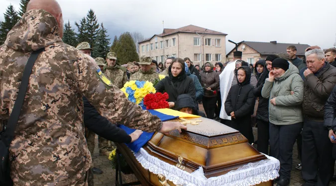 До останнього подиху – за Україну: Рожищенська громада попрощалася з Героєм Сергієм Мандзюком (фото)
