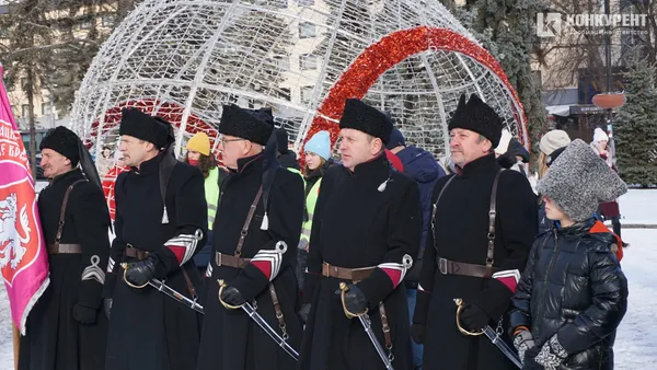 Свято єднання: у Луцьку розгорнули довжелезний стяг у День Соборності (фото, відео)