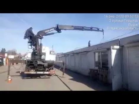 На Старому ринку в Луцьку продовжують зносити контейнери (відео)