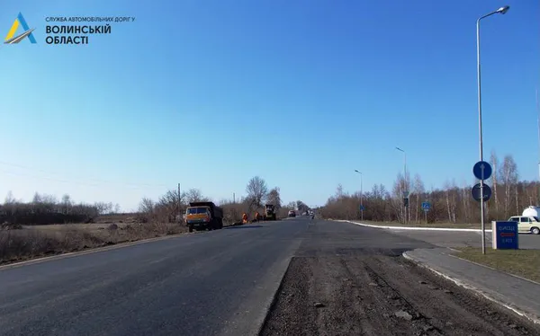 Показали, як у Рожищенському районі ремонтують дорогу (фото)
