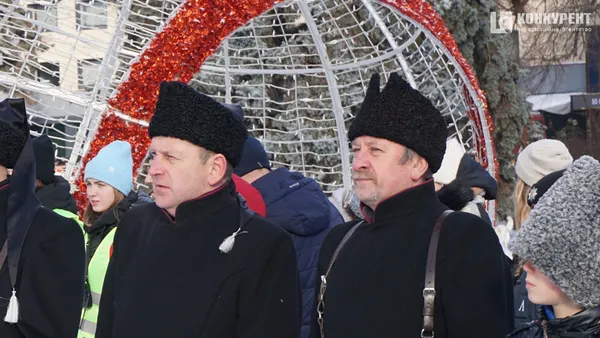 Свято єднання: у Луцьку розгорнули довжелезний стяг у День Соборності (фото, відео)